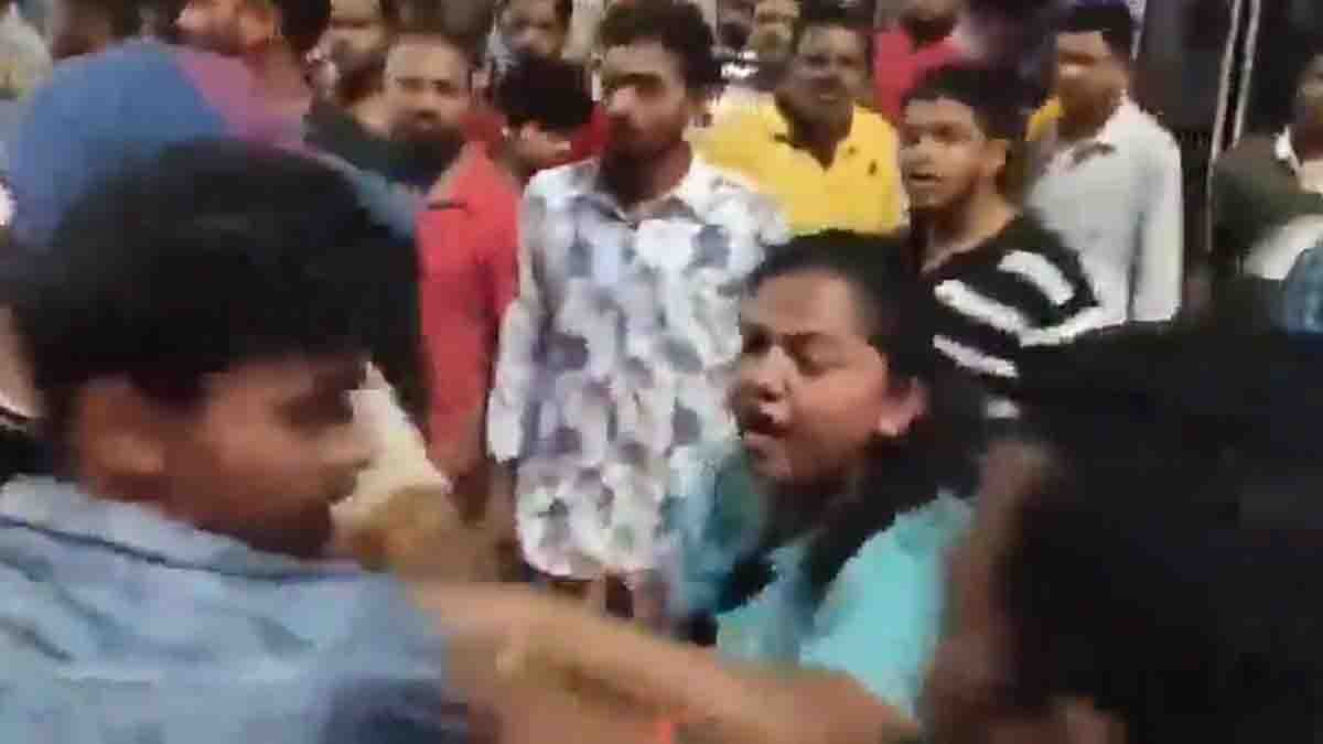 Viral Video : ರಸ್ತೆಯಲ್ಲಿ ಕಿರುಕುಳ ನೀಡಿದವನಿಗೆ ತಕ್ಕ ಪಾಠ ಕಲಿಸಿದ ಅನಂತಪುರಂ ಯುವತಿ - ವಿಡಿಯೋ ವೈರಲ್ 2 Brave young woman in Anantapur confronting and slapping a drunk harasser on a busy street, with locals supporting her and police arriving at the scene - Viral Video