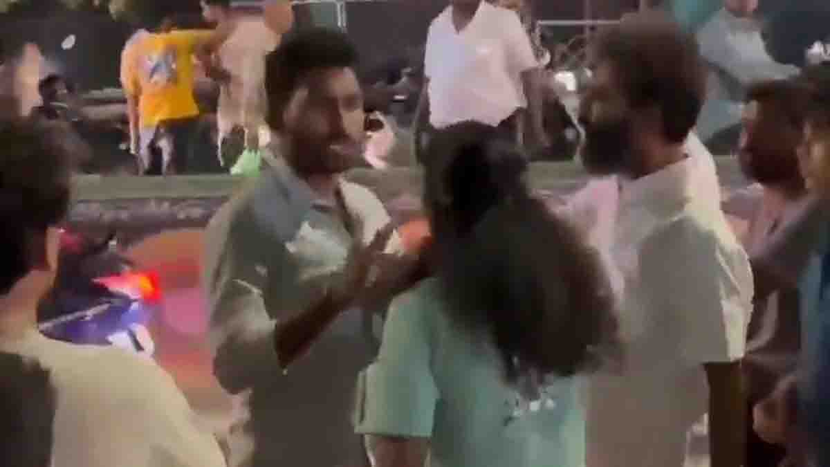 Viral Video : ರಸ್ತೆಯಲ್ಲಿ ಕಿರುಕುಳ ನೀಡಿದವನಿಗೆ ತಕ್ಕ ಪಾಠ ಕಲಿಸಿದ ಅನಂತಪುರಂ ಯುವತಿ - ವಿಡಿಯೋ ವೈರಲ್ 1 Brave young woman in Anantapur confronting and slapping a drunk harasser on a busy street, with locals supporting her and police arriving at the scene - Viral Video