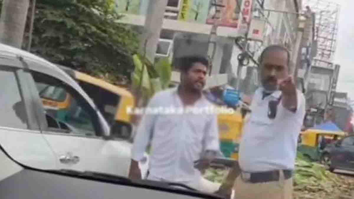 Traffic Police : ಬೆಂಗಳೂರಿನ ರಸ್ತೆ ಮಧ್ಯೆಯೇ ಕ್ಯಾಬ್ ಡ್ರೈವರ್ಗೆ ಕಪಾಳಮೋಕ್ಷ ಮಾಡಿದ ಟ್ರಾಫಿಕ್ ಪೊಲೀಸ್, ವೈರಲ್ ಆದ ವಿಡಿಯೋ…! 1 Bengaluru traffic police officer slaps cab driver near RT Nagar Flyover, witnessed by crowd capturing on mobile phones