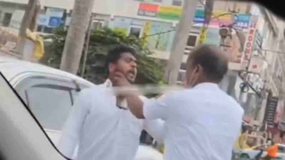 Traffic Police : ಬೆಂಗಳೂರಿನ ರಸ್ತೆ ಮಧ್ಯೆಯೇ ಕ್ಯಾಬ್ ಡ್ರೈವರ್ಗೆ ಕಪಾಳಮೋಕ್ಷ ಮಾಡಿದ ಟ್ರಾಫಿಕ್ ಪೊಲೀಸ್, ವೈರಲ್ ಆದ ವಿಡಿಯೋ…! 2 Bengaluru traffic police officer slaps cab driver near RT Nagar Flyover, witnessed by crowd capturing on mobile phones