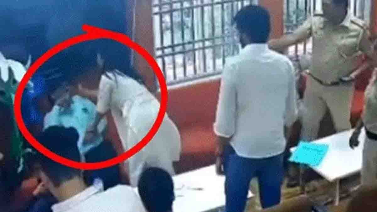 Video : ಡೆಲ್ಲಿ ಯೂನಿವರ್ಸಿಟಿಯಲ್ಲಿ ಶಾಕಿಂಗ್ ಘಟನೆ: ಪ್ರೊಫೆಸರ್ಗೆ ವಿದ್ಯಾರ್ಥಿನಿಯಿಂದ ಕಪಾಳಮೋಕ್ಷ! ವಿಡಿಯೋ ವೈರಲ್ 1 Delhi University Viral Video – DUSU student leader slaps professor inside Ambedkar College campus, caught on CCTV