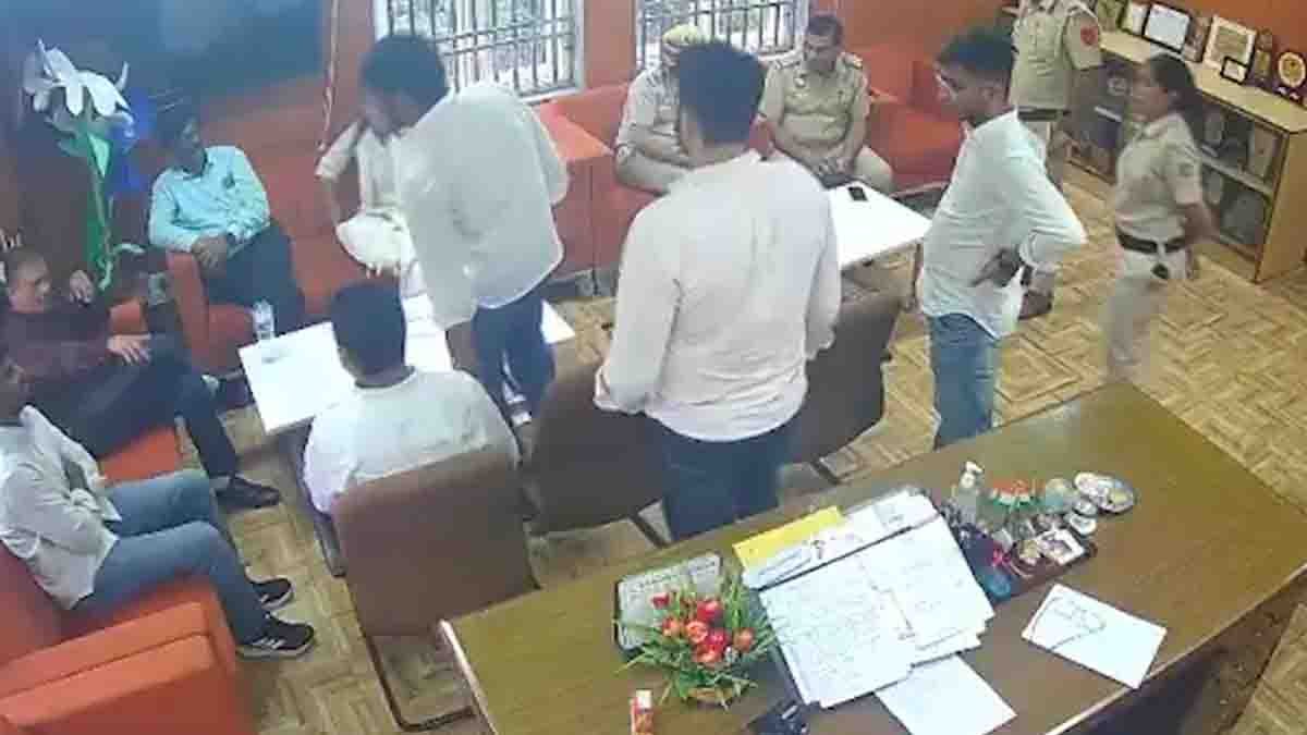 Video : ಡೆಲ್ಲಿ ಯೂನಿವರ್ಸಿಟಿಯಲ್ಲಿ ಶಾಕಿಂಗ್ ಘಟನೆ: ಪ್ರೊಫೆಸರ್ಗೆ ವಿದ್ಯಾರ್ಥಿನಿಯಿಂದ ಕಪಾಳಮೋಕ್ಷ! ವಿಡಿಯೋ ವೈರಲ್ 2 Delhi University Viral Video – DUSU student leader slaps professor inside Ambedkar College campus, caught on CCTV