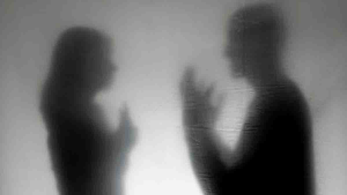 Domestic Violence Case : ಮಲಗಿದ್ದ ಗಂಡನ ಮೇಲೆ ಬಿಸಿ ಎಣ್ಣೆ ಸುರಿದ ಪತ್ನಿ, ದೆಹಲಿಯಲ್ಲಿ ನಡೆದ ಆಘಾತಕಾರಿ ದೌರ್ಜನ್ಯ 2 Delhi Wife Attacks Sleeping Husband with Hot Oil and Chilli Powder – Domestic Violence Case