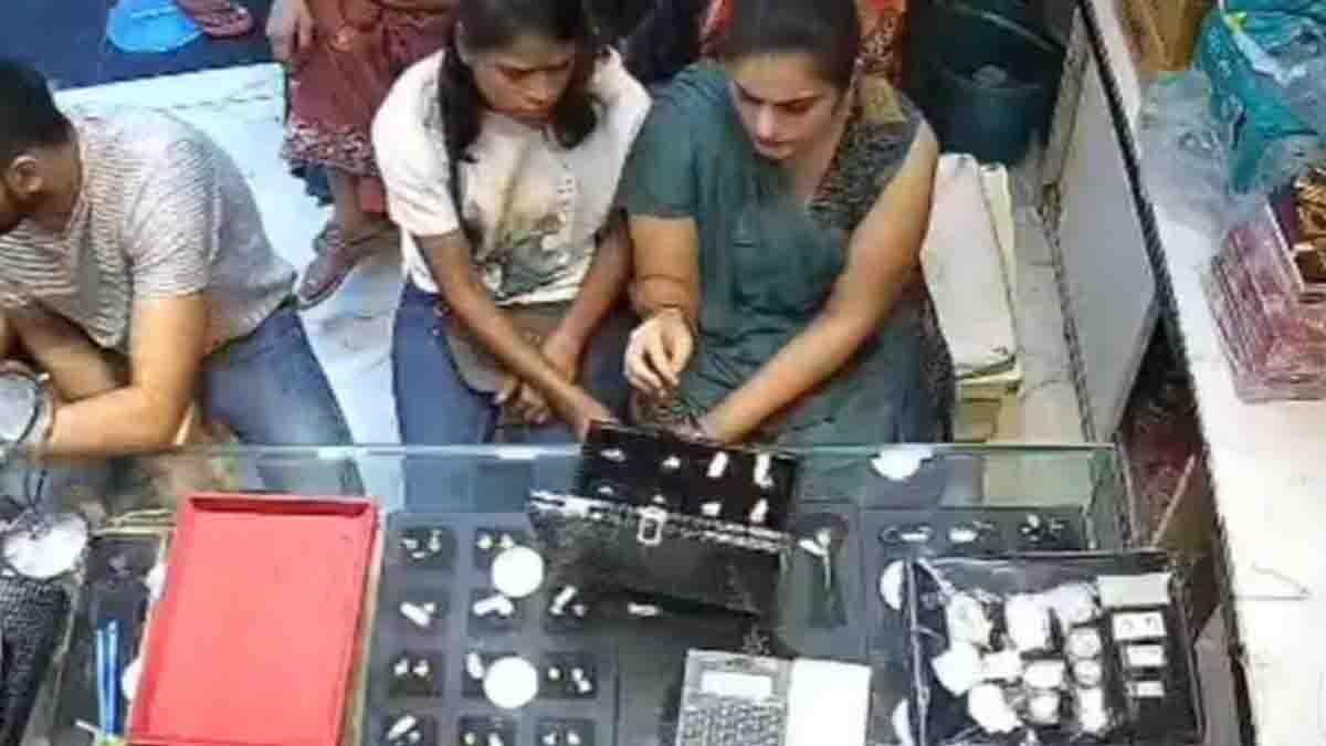 CCTV : ಅಂಗಡಿ ಮಾಲೀಕರಿಗೇ ಚಳ್ಳೆಹಣ್ಣು: ನಕಲಿ ಇಟ್ಟು ಅಸಲಿ ಚಿನ್ನ ಕದ್ದ ಮಹಿಳೆಯರ ಕೃತ್ಯ ಸಿಸಿಟಿವಿಯಲ್ಲಿ ಸೆರೆ! 2 Two women caught on CCTV swapping fake ring for real gold ring in Delhi jewellery store