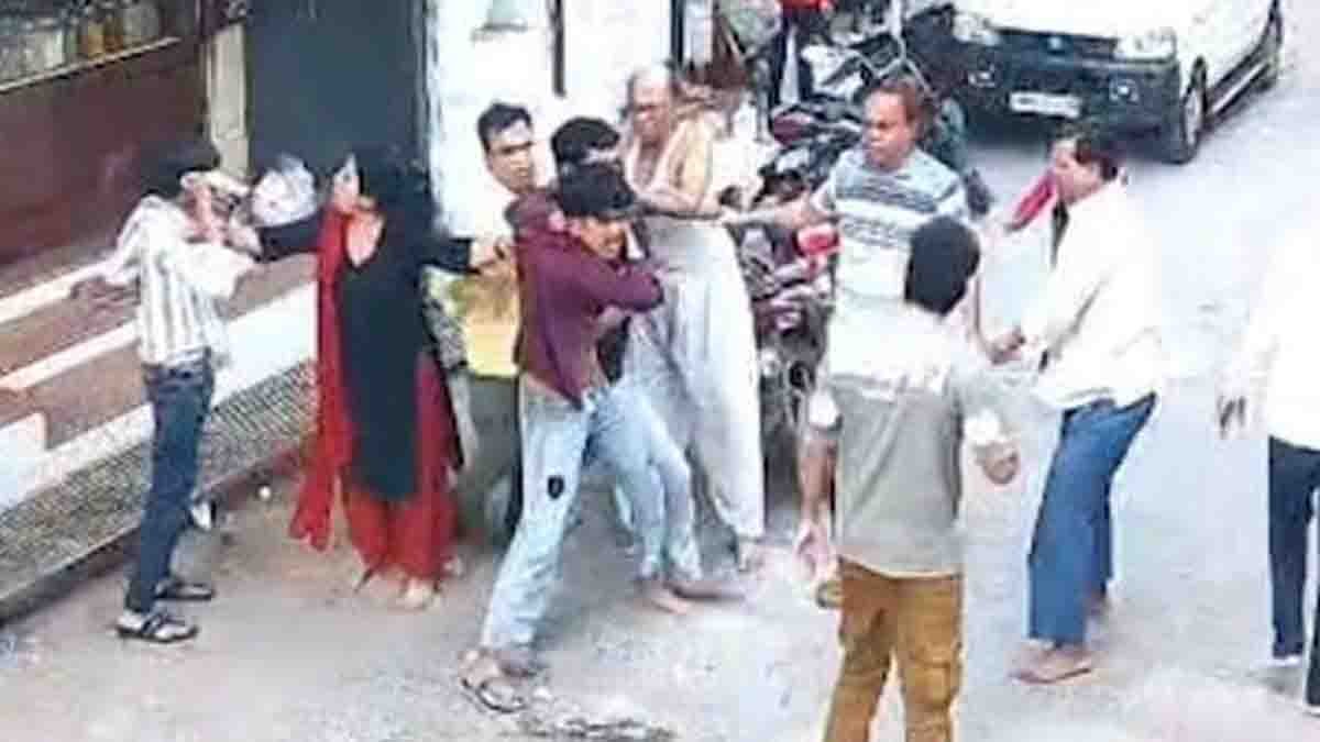 Angry family members beating a youth in Dhar district after he gave a flying kiss to a girl — viral street fight in Madhya Pradesh - video