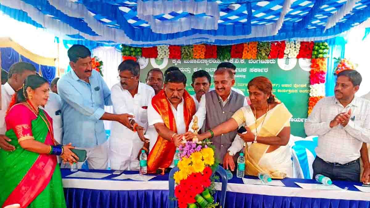 Agriculture Program : ಕೃಷಿಯಲ್ಲಿ ನಾವಿನ್ಯತೆ ಕಂಡುಕೊಳ್ಳಬೇಕು, ಹೆಚ್ಚು ಹೆಚ್ಚು ಅವಿಷ್ಕಾರಗಳು ನಡೆಯಬೇಕು : ಶಾಸಕ ಸುಬ್ಬಾರೆಡ್ಡಿ 1 GKVK Rural Agriculture Program Jambigemaradahalli Gudibande Chikkaballapur