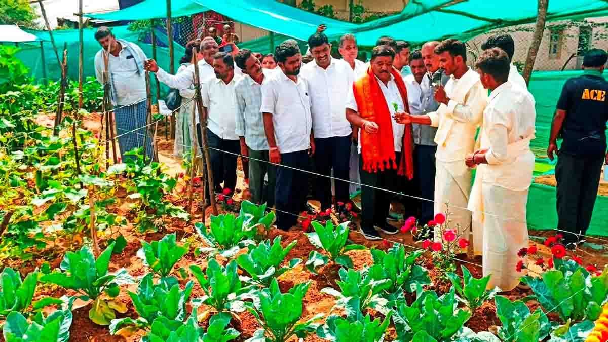 Agriculture Program : ಕೃಷಿಯಲ್ಲಿ ನಾವಿನ್ಯತೆ ಕಂಡುಕೊಳ್ಳಬೇಕು, ಹೆಚ್ಚು ಹೆಚ್ಚು ಅವಿಷ್ಕಾರಗಳು ನಡೆಯಬೇಕು : ಶಾಸಕ ಸುಬ್ಬಾರೆಡ್ಡಿ 2 GKVK Rural Agriculture Program Jambigemaradahalli Gudibande Chikkaballapur