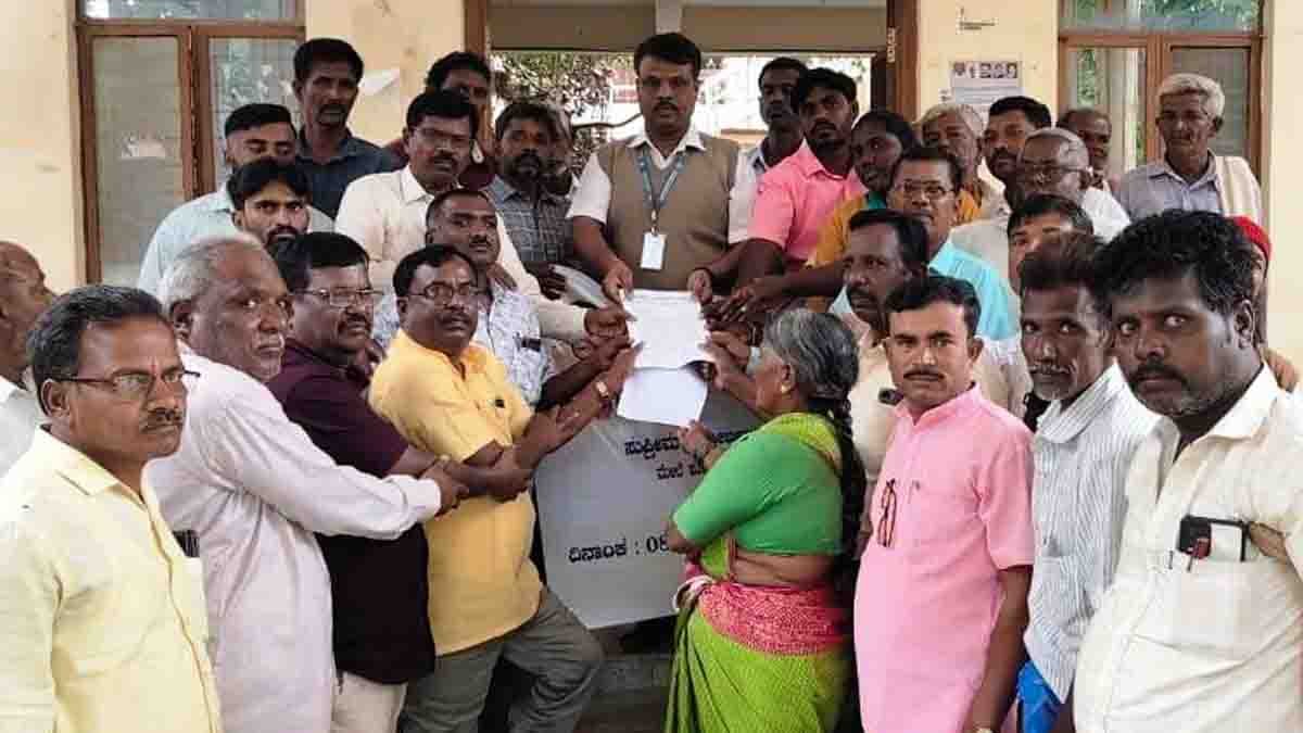 Protest : ಸುಪ್ರೀಂಕೋರ್ಟ್ ನ್ಯಾ. ಗವಾಯಿ ರವರ ಮೇಲೆ ಶೂ ಎಸೆತ ಪ್ರಕರಣ, ಗುಡಿಬಂಡೆಯಲ್ಲಿ ದಲಿತ ಸಂಘಟನೆಗಳ ಪ್ರತಿಭಟನೆ 2 Dalit organizations stage a protest in Gudibande, Chikkaballapur district, demanding strict legal action against lawyer Kishore Rakesh for attacking Chief Justice Gavai.