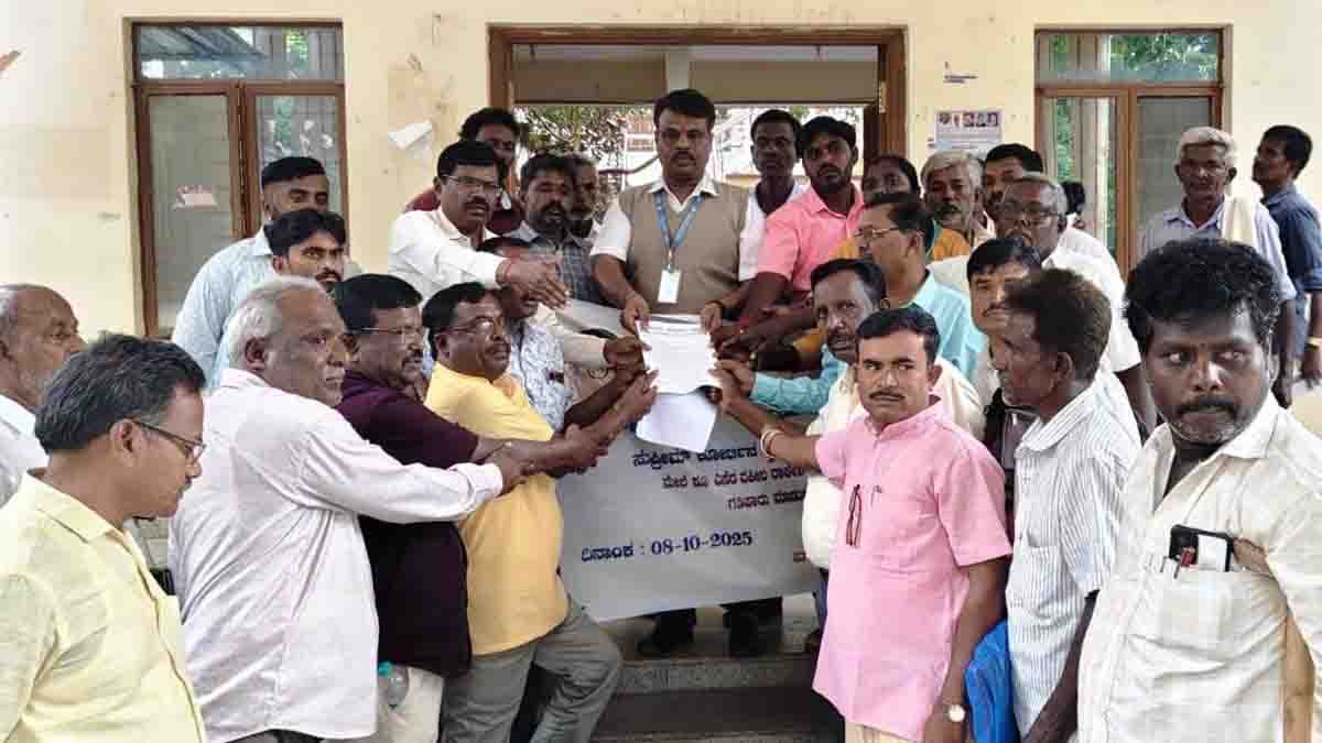 Protest : ಸುಪ್ರೀಂಕೋರ್ಟ್ ನ್ಯಾ. ಗವಾಯಿ ರವರ ಮೇಲೆ ಶೂ ಎಸೆತ ಪ್ರಕರಣ, ಗುಡಿಬಂಡೆಯಲ್ಲಿ ದಲಿತ ಸಂಘಟನೆಗಳ ಪ್ರತಿಭಟನೆ 1 Dalit organizations stage a protest in Gudibande, Chikkaballapur district, demanding strict legal action against lawyer Kishore Rakesh for attacking Chief Justice Gavai.