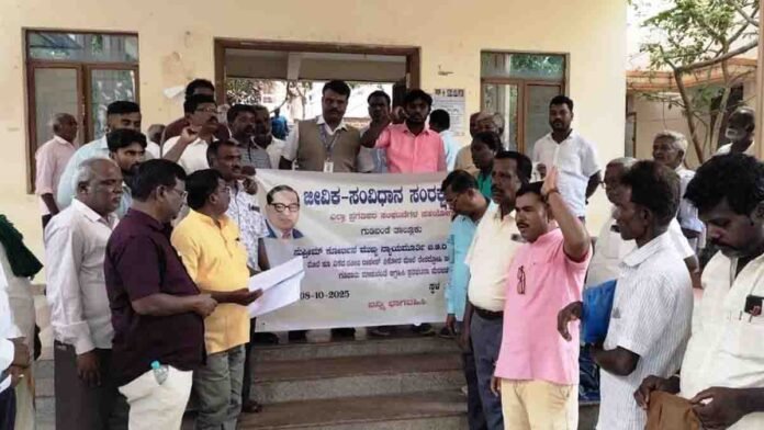 Dalit organizations stage a protest in Gudibande, Chikkaballapur district, demanding strict legal action against lawyer Kishore Rakesh for attacking Chief Justice Gavai.