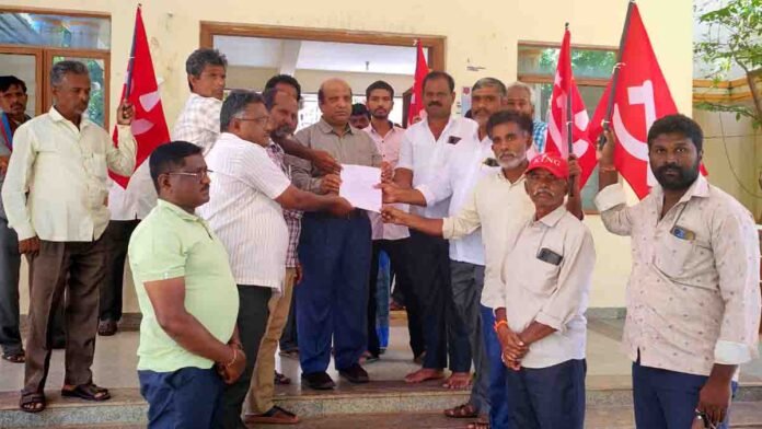 CPM protest in Gudibande, Chikkaballapur – party members holding banners condemning shoe attack on CJI Gavai and demanding strict legal action - Local News