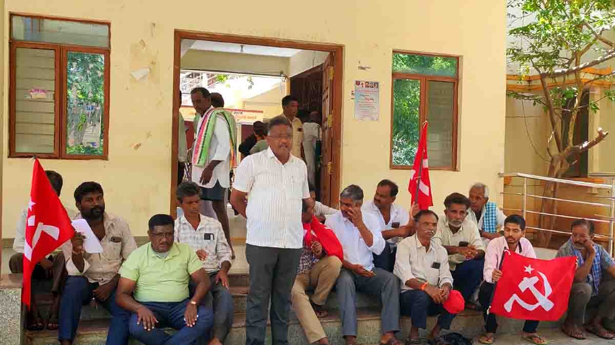 Local News : ನ್ಯಾ.ಗವಾಯಿ ರವರ ಮೇಲೆ ಶೂ ಎಸೆತ ಪ್ರಕರಣ ಖಂಡಿಸಿ ಸಿಪಿಎಂ ಪ್ರತಿಭಟನೆ 2 CPM protest in Gudibande, Chikkaballapur – party members holding banners condemning shoe attack on CJI Gavai and demanding strict legal action - Local News