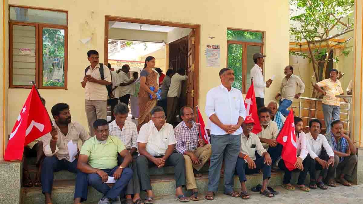 Local News : ನ್ಯಾ.ಗವಾಯಿ ರವರ ಮೇಲೆ ಶೂ ಎಸೆತ ಪ್ರಕರಣ ಖಂಡಿಸಿ ಸಿಪಿಎಂ ಪ್ರತಿಭಟನೆ 1 CPM protest in Gudibande, Chikkaballapur – party members holding banners condemning shoe attack on CJI Gavai and demanding strict legal action - Local News