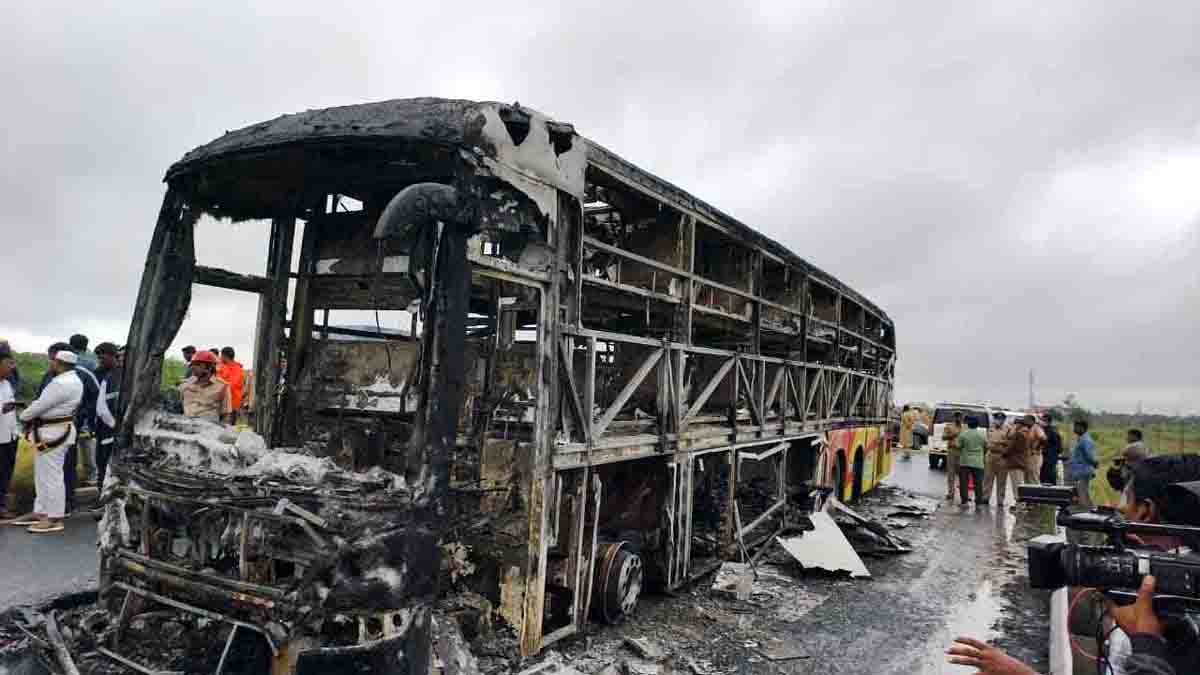Kurnool Bus Accident : ಕರ್ನೂಲ್ ಬಸ್ ದುರಂತ: ಬೈಕ್ ಕಿಡಿಯೇ 20 ಜನರ ಸಜೀವ ದಹನಕ್ಕೆ ಕಾರಣ! ಹೃದಯ ಕಲಕಿದ ಅಗ್ನಿ ಅವಘಡ …! 2 Kurnool bus accident in Andhra Pradesh - Hyderabad to Bengaluru private bus caught fire near Kurnool; tragic highway incident kills 20 passengers.