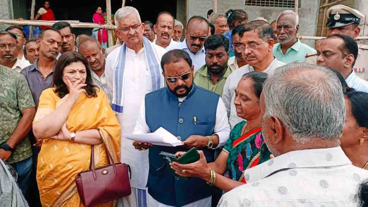 Public Grievances : ಗುಡಿಬಂಡೆಗೆ ಭರವಸೆ ಸಮಿತಿ ಅಧ್ಯಕ್ಷ ಶರವಣ ಭೇಟಿ, ಸಾರ್ವಜನಿಕರ ಸಮಸ್ಯೆ ಆಲಿಸಿದ ಎಂ.ಎಲ್.ಸಿ 1 MLC T.A. Sharavana addressing public grievances in Gudibande, interacting with local citizens and officials during the State Assurance Committee visit