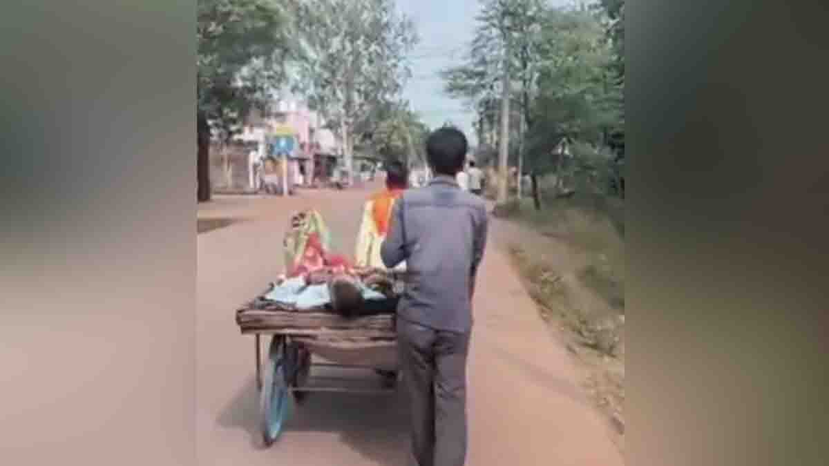 Ambulance : 2 ಗಂಟೆ ಕಾದರೂ ಬರಲಿಲ್ಲ ಆಂಬ್ಯುಲೆನ್ಸ್! ತಳ್ಳುವ ಗಾಡಿಯಲ್ಲಿ ಆಸ್ಪತ್ರೆಗೆ ಸಾಗಿದ ಅಸ್ವಸ್ಥ - ವಿಡಿಯೋ ವೈರಲ್ 2 Madhya Pradesh Sheopur Ambulance Negligence – Poor Family Carries Patient on Handcart