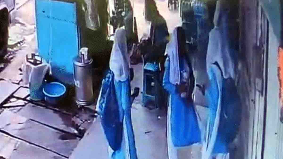 Nainpur Schoolgirls : ನೈನ್ಪುರದಲ್ಲಿ ಸ್ಕೂಲ್ ಯೂನಿಫಾರ್ಮ್ನಲ್ಲಿ ಮದ್ಯ ಖರೀದಿಸಿದ ವಿದ್ಯಾರ್ಥಿನಿಯರು! ಜಿಲ್ಲಾಧಿಕಾರಿಗಳಿಂದ ತನಿಖೆಗೆ ಆದೇಶ 1 Nainpur Schoolgirls Liquor Shop Incident Investigation