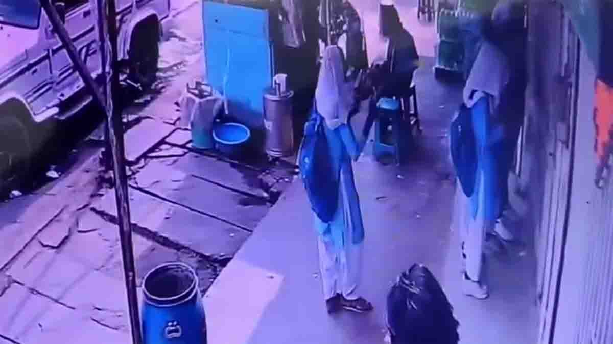 Nainpur Schoolgirls : ನೈನ್ಪುರದಲ್ಲಿ ಸ್ಕೂಲ್ ಯೂನಿಫಾರ್ಮ್ನಲ್ಲಿ ಮದ್ಯ ಖರೀದಿಸಿದ ವಿದ್ಯಾರ್ಥಿನಿಯರು! ಜಿಲ್ಲಾಧಿಕಾರಿಗಳಿಂದ ತನಿಖೆಗೆ ಆದೇಶ 2 Nainpur Schoolgirls Liquor Shop Incident Investigation