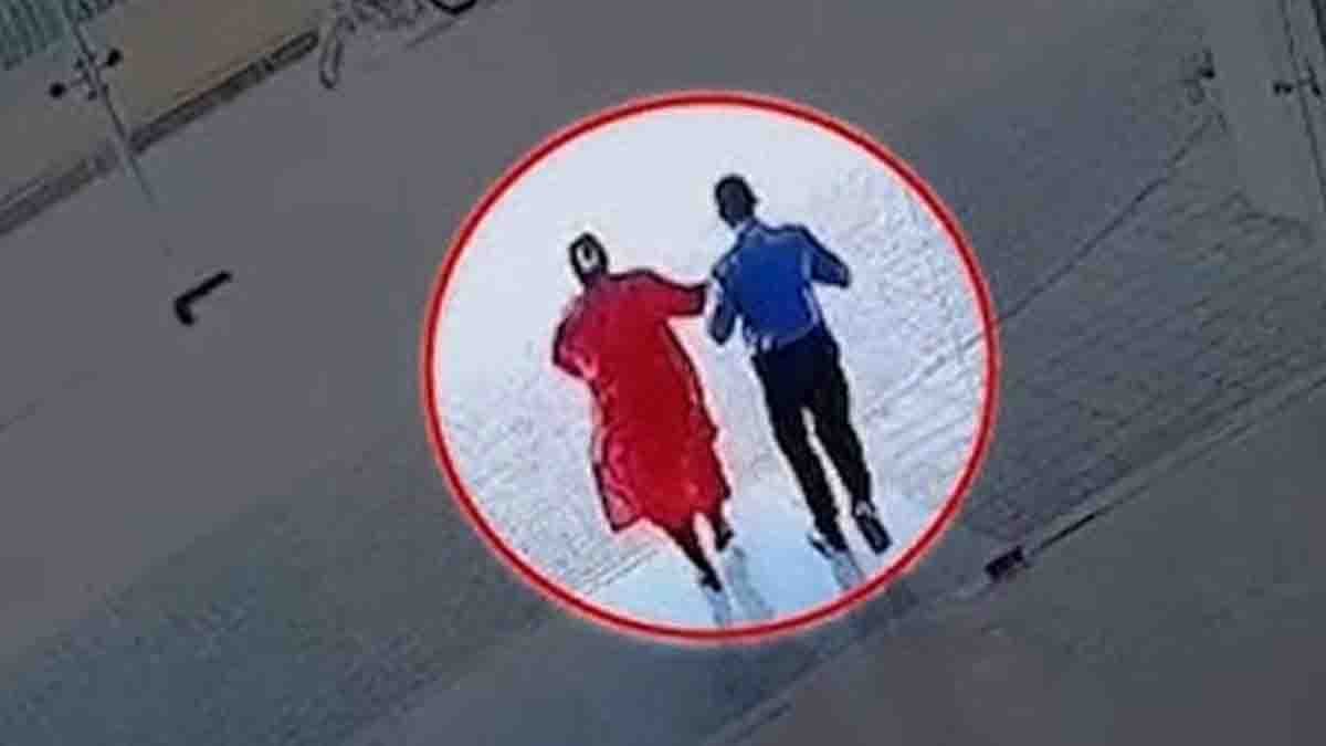 Viral Video : ನೋಯ್ಡಾ ಸೆಕ್ಯುರಿಟಿ ಗಾರ್ಡ್ ಮೇಲೆ ಮಹಿಳೆಯಿಂದ ದೌರ್ಜನ್ಯ: ವಿಡಿಯೋ ವೈರಲ್, ಪ್ರಕರಣ ದಾಖಲು 2 Red saree-clad woman attacking security guard at Noida society captured on CCTV Video