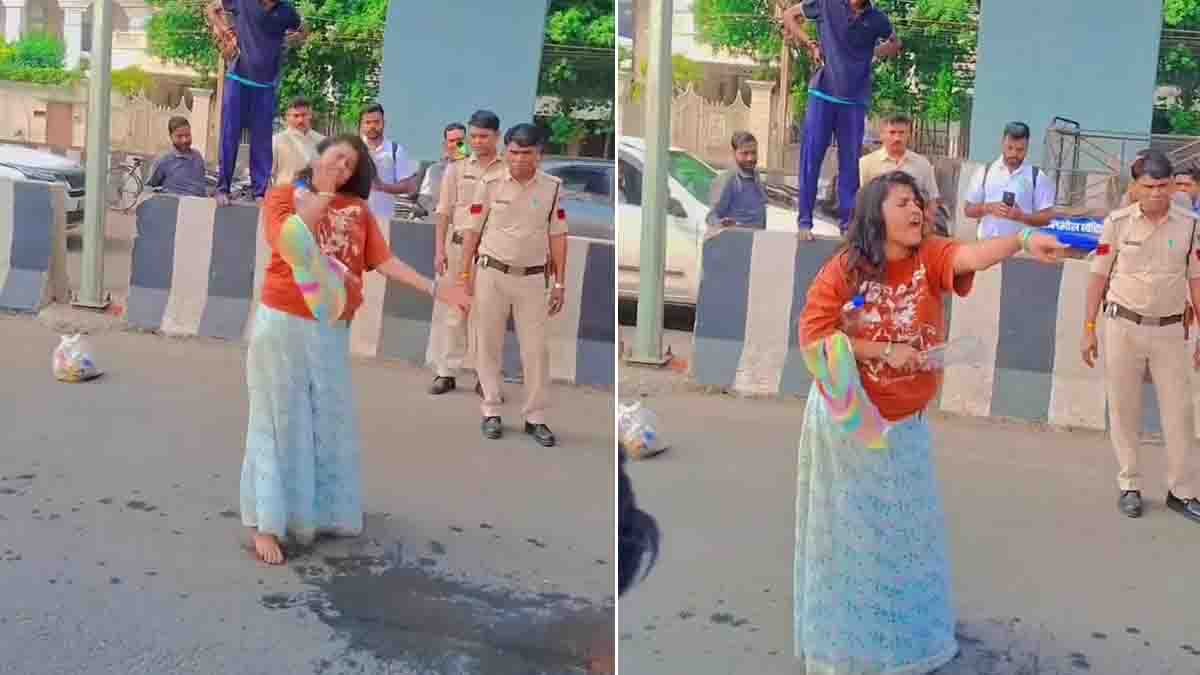 Bhopal Viral Video : ರಸ್ತೆಯ ಮಧ್ಯೆ ನಿಂತು ಹೈಡ್ರಾಮಾ; ಪೊಲೀಸ್ ಅಧಿಕಾರಿಗೂ ಬಿಡದ ಮಹಿಳೆ, ವೈರಲ್ ಆದ ವಿಡಿಯೋ..! 2 A woman causing chaos in the middle of a busy road outside Rani Kamlapati Railway Station in Bhopal, arguing with a female police officer while traffic and onlookers gather — Bhopal viral video scene