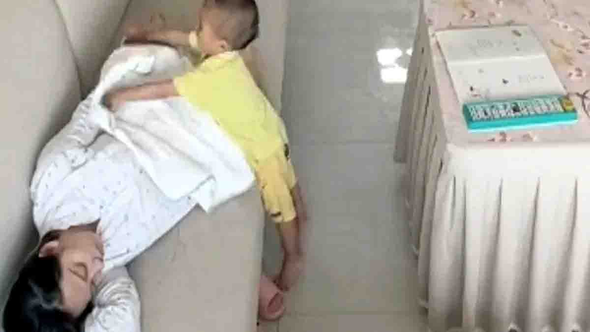 Little child caring for his pregnant mother with love — emotional viral moment showing pure affection, care, and motherhood - Video