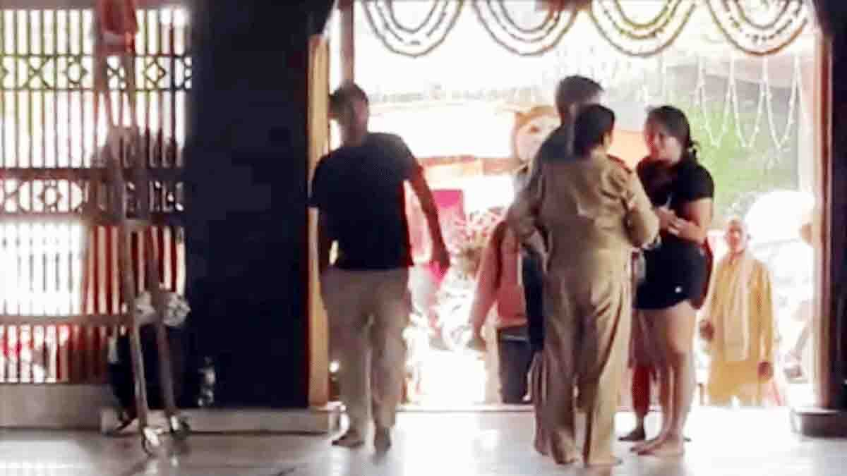Video : ತುಂಡುಡುಗೆ ತೊಟ್ಟಿದ್ದಕ್ಕೆ ನೋ ಎಂಟ್ರಿ, ಪ್ರವೇಶ ನಿರಾಕರಿಸಿದ್ದಕ್ಕೆ ಅರ್ಚಕರು ಮತ್ತು ಪೊಲೀಸರೊಂದಿಗೆ ಮಹಿಳೆಯ ವಾಗ್ವಾದ! 2 Viral video of woman arguing with police and temple priest over dress code