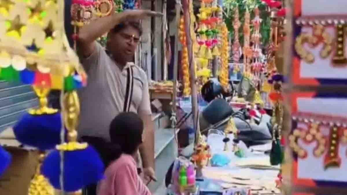 Video : ಮಾತು ಬಾರದ ತಂದೆಗೆ ಅಂಗಡಿಯಲ್ಲಿ ಧ್ವನಿಯಾದ ಪುತ್ರಿ: ಹೃದಯಸ್ಪರ್ಶಿ ದೃಶ್ಯ ವೈರಲ್…! 2 Speech-Impaired Father and Daughter Running Home Decor Stall – Heartwarming Viral Video