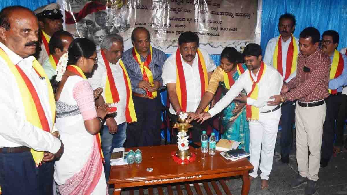 Local News : ನಿರ್ದಿಷ್ಟ ಗುರಿ, ಚಲದಿಂದ ಓದಿ, ಉತ್ತಮ ಸಾಧನೆ ಮಾಡಿ ನಾಡಿಗೆ ಕೀರ್ತಿ ತನ್ನಿ: ಶಾಸಕ ಸುಬ್ಬಾರೆಡ್ಡಿ 2 MLA S. N. Subbareddy addressing students during the book launch of ‘Searching for Birsa Munda’ at Gudibande Government First Grade College - Local News