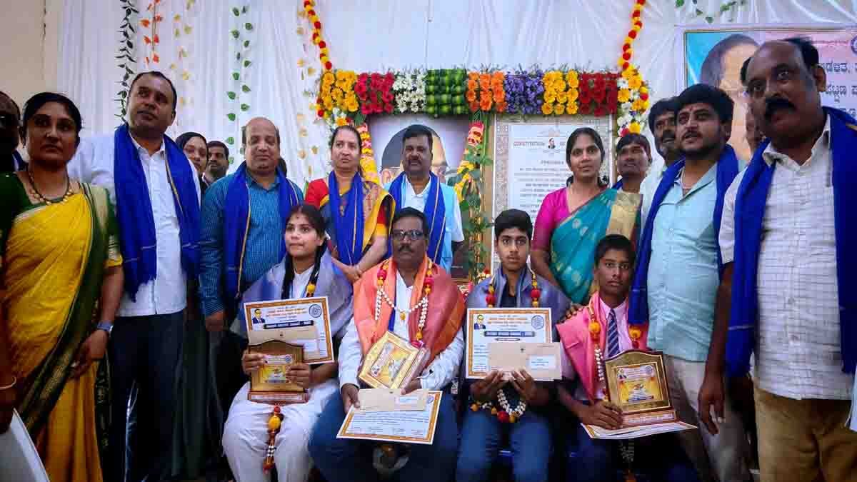 Local News : ಹಕ್ಕುಗಳನ್ನು ಕೇಳುವುದು ಎಷ್ಟು ಮುಖ್ಯವೋ, ನಮ್ಮ ಕರ್ತವ್ಯಗಳ ಪಾಲನೆ ಸಹ ಮುಖ್ಯ : ನಾಗಮಣಿ 2 Constitution Day celebrations in Gudibande with officials highlighting importance of fundamental rights and duties - Local News