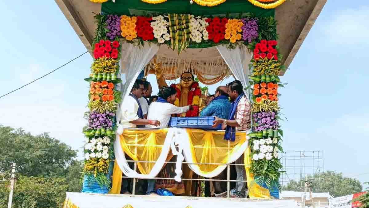 Local News : ಹಕ್ಕುಗಳನ್ನು ಕೇಳುವುದು ಎಷ್ಟು ಮುಖ್ಯವೋ, ನಮ್ಮ ಕರ್ತವ್ಯಗಳ ಪಾಲನೆ ಸಹ ಮುಖ್ಯ : ನಾಗಮಣಿ 1 Constitution Day celebrations in Gudibande with officials highlighting importance of fundamental rights and duties - Local News