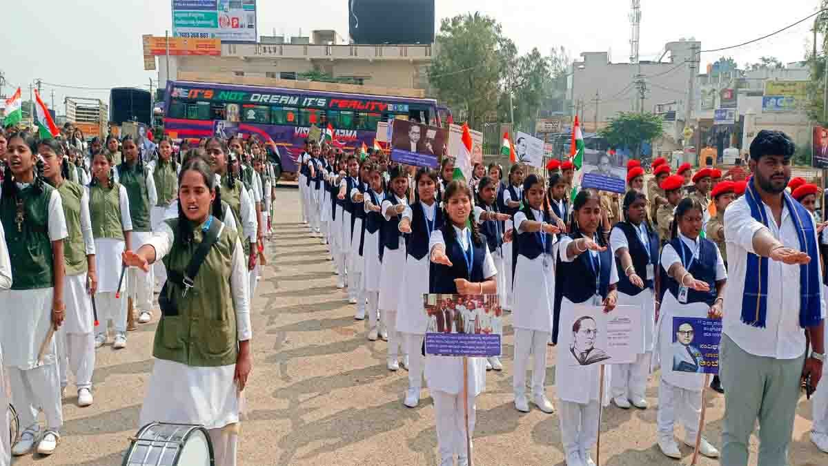 Local News : ಹಕ್ಕುಗಳನ್ನು ಕೇಳುವುದು ಎಷ್ಟು ಮುಖ್ಯವೋ, ನಮ್ಮ ಕರ್ತವ್ಯಗಳ ಪಾಲನೆ ಸಹ ಮುಖ್ಯ : ನಾಗಮಣಿ 3 Constitution Day celebrations in Gudibande with officials highlighting importance of fundamental rights and duties - Local News