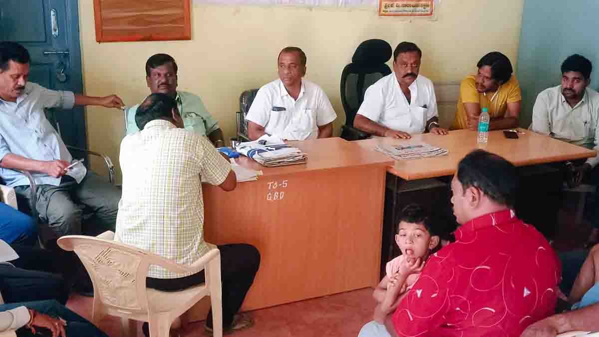 Gudibande residents staging a protest demanding construction of a long-pending bus depot and proper bus services in Chikkaballapur taluk