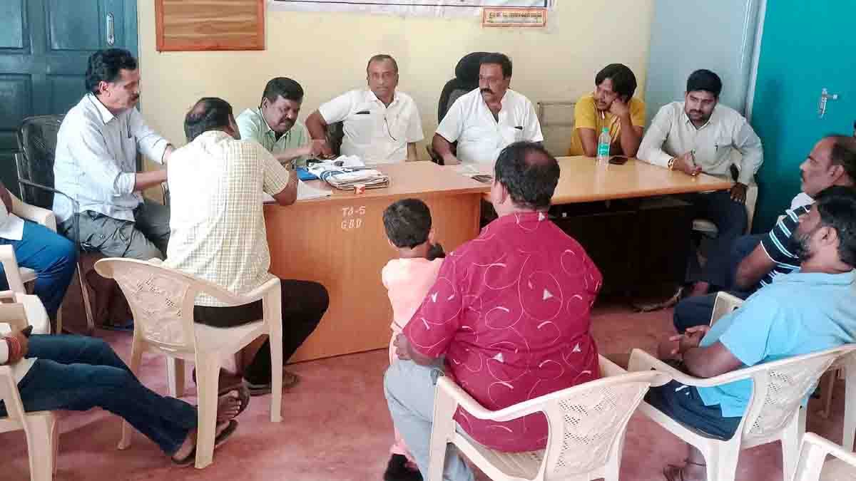 Gudibande residents staging a protest demanding construction of a long-pending bus depot and proper bus services in Chikkaballapur taluk