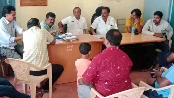 Gudibande residents staging a protest demanding construction of a long-pending bus depot and proper bus services in Chikkaballapur taluk