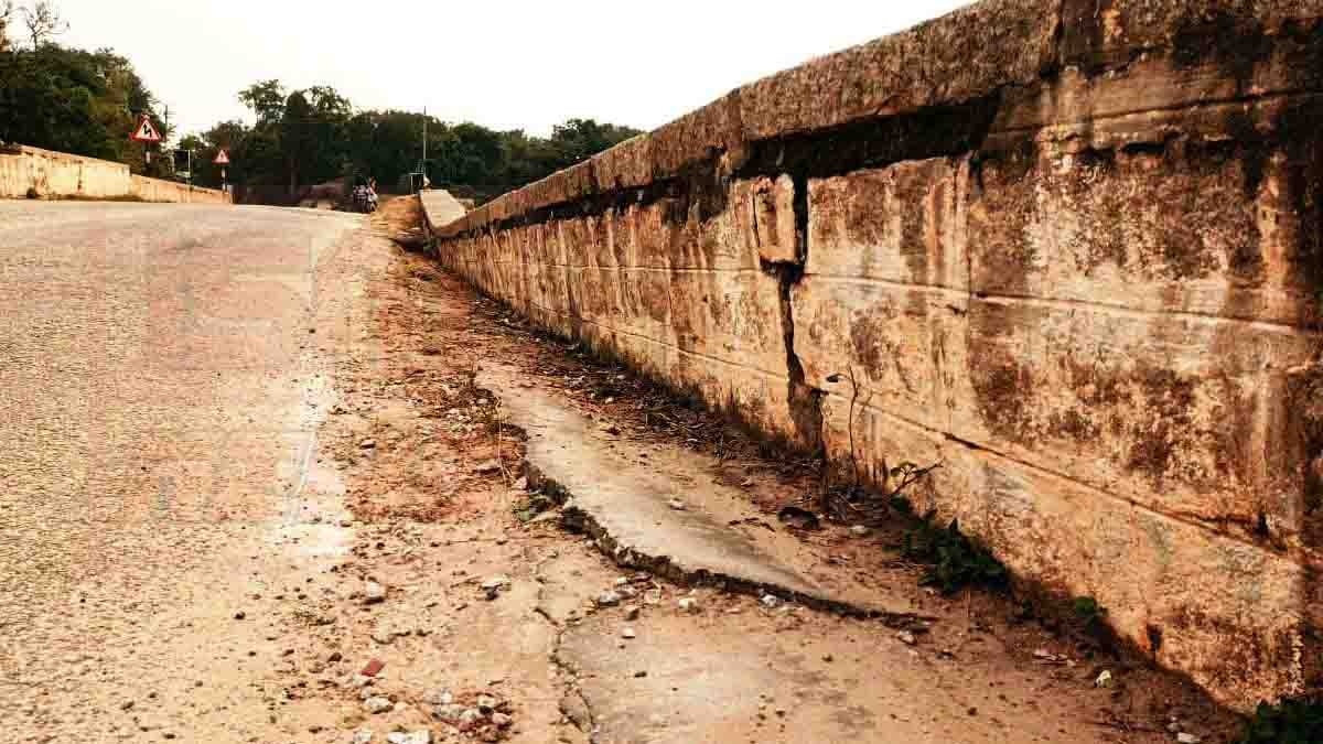 Gudibande Lake bund collapse showing damaged Amani Bairasagara embankment and risky roadway for motorists