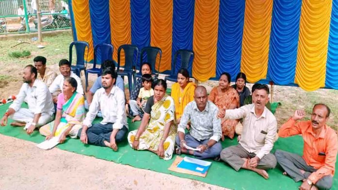 Lakkenahalli villagers protest at Gudibande Taluk Office over alleged illegal encroachment of government-granted land - Local News