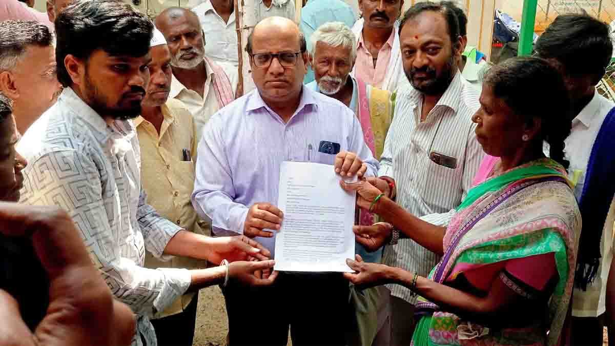 Local News : ಮಂಜೂರಾದ ಜಮೀನನ್ನು ದುರಸ್ಥಿ ಮಾಡಿಕೊಡಲು ತಾಲೂಕು ಕಚೇರಿ ಮುಂಭಾಗ ಶಾಂತಿಯುತ ಧರಣಿ 2 Lakkenahalli villagers protest at Gudibande Taluk Office over alleged illegal encroachment of government-granted land - Local News