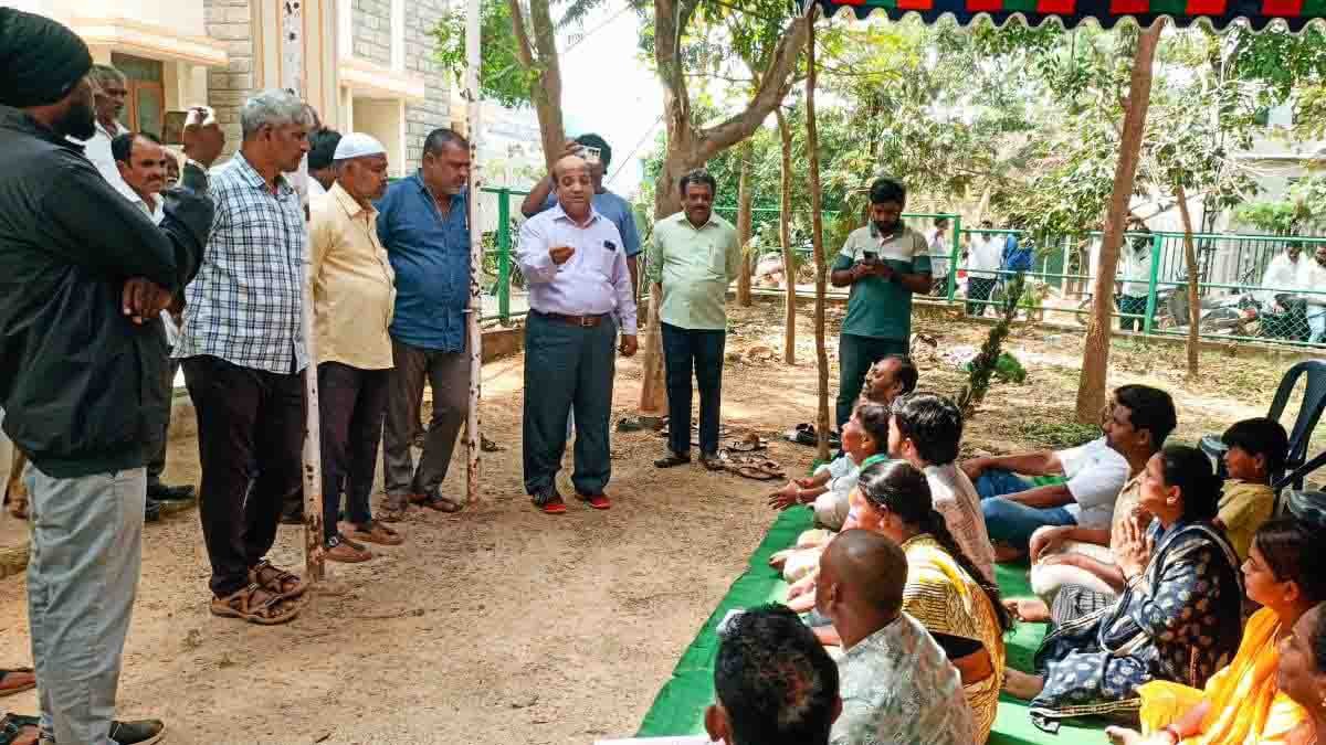 Local News : ಮಂಜೂರಾದ ಜಮೀನನ್ನು ದುರಸ್ಥಿ ಮಾಡಿಕೊಡಲು ತಾಲೂಕು ಕಚೇರಿ ಮುಂಭಾಗ ಶಾಂತಿಯುತ ಧರಣಿ 1 Lakkenahalli villagers protest at Gudibande Taluk Office over alleged illegal encroachment of government-granted land - Local News