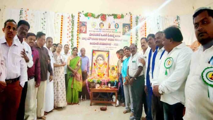Meaningful celebration of Veer Vanite Onake Obavva Jayanti and Maulana Abul Kalam Azad Jayanti held in Gudibande, Chikkaballapur - Local News