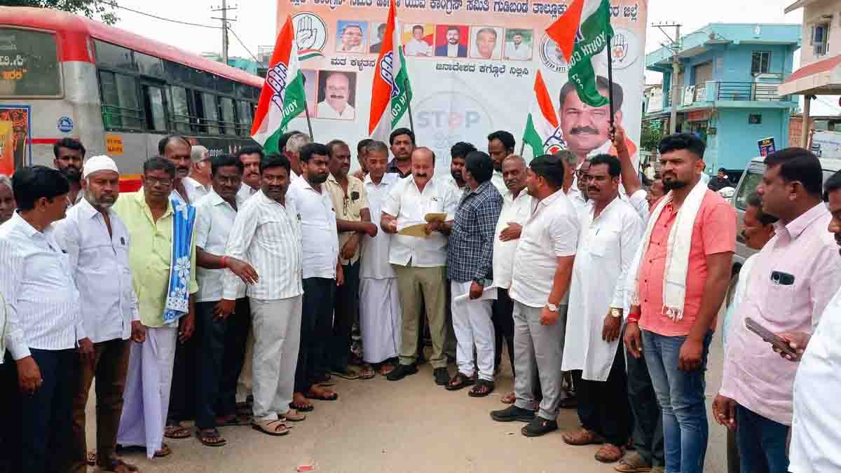 Vote Chori - ಮತ ಕಳ್ಳತನ ವಿರೋಧಿಸಿ ಗುಡಿಬಂಡೆಯಲ್ಲಿ ಕಾಂಗ್ರೆಸ್ನಿಂದ ಸಹಿ ಸಂಗ್ರಹ ಅಭಿಯಾನಕ್ಕೆ ಚಾಲನೆ...! 2 Congress leaders and supporters in Gudibande holding banners during an anti “Vote Chori” signature campaign