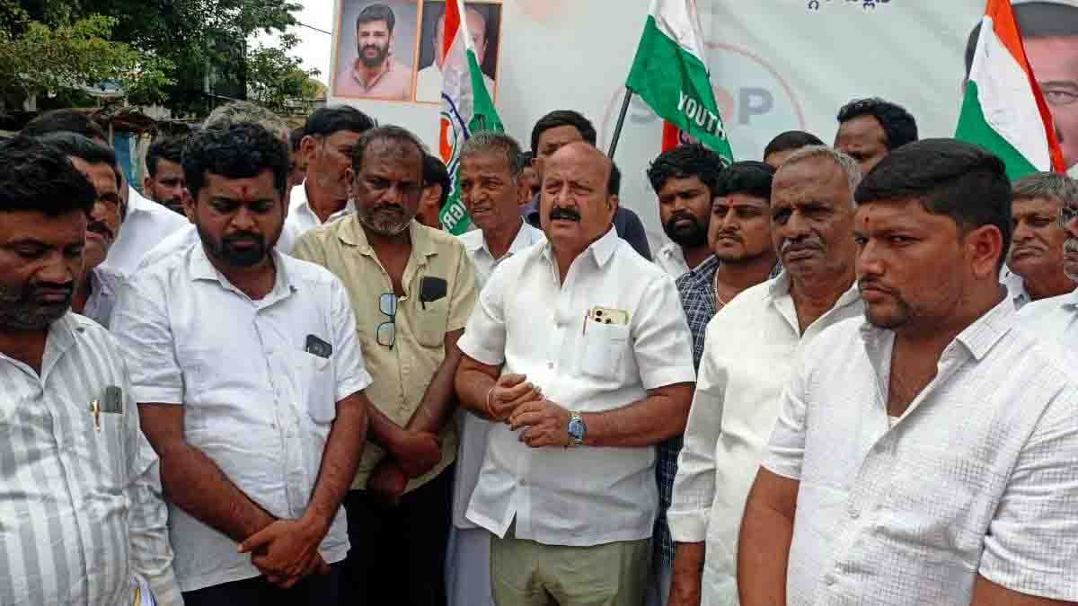 Vote Chori - ಮತ ಕಳ್ಳತನ ವಿರೋಧಿಸಿ ಗುಡಿಬಂಡೆಯಲ್ಲಿ ಕಾಂಗ್ರೆಸ್ನಿಂದ ಸಹಿ ಸಂಗ್ರಹ ಅಭಿಯಾನಕ್ಕೆ ಚಾಲನೆ...! 1 Congress leaders and supporters in Gudibande holding banners during an anti “Vote Chori” signature campaign