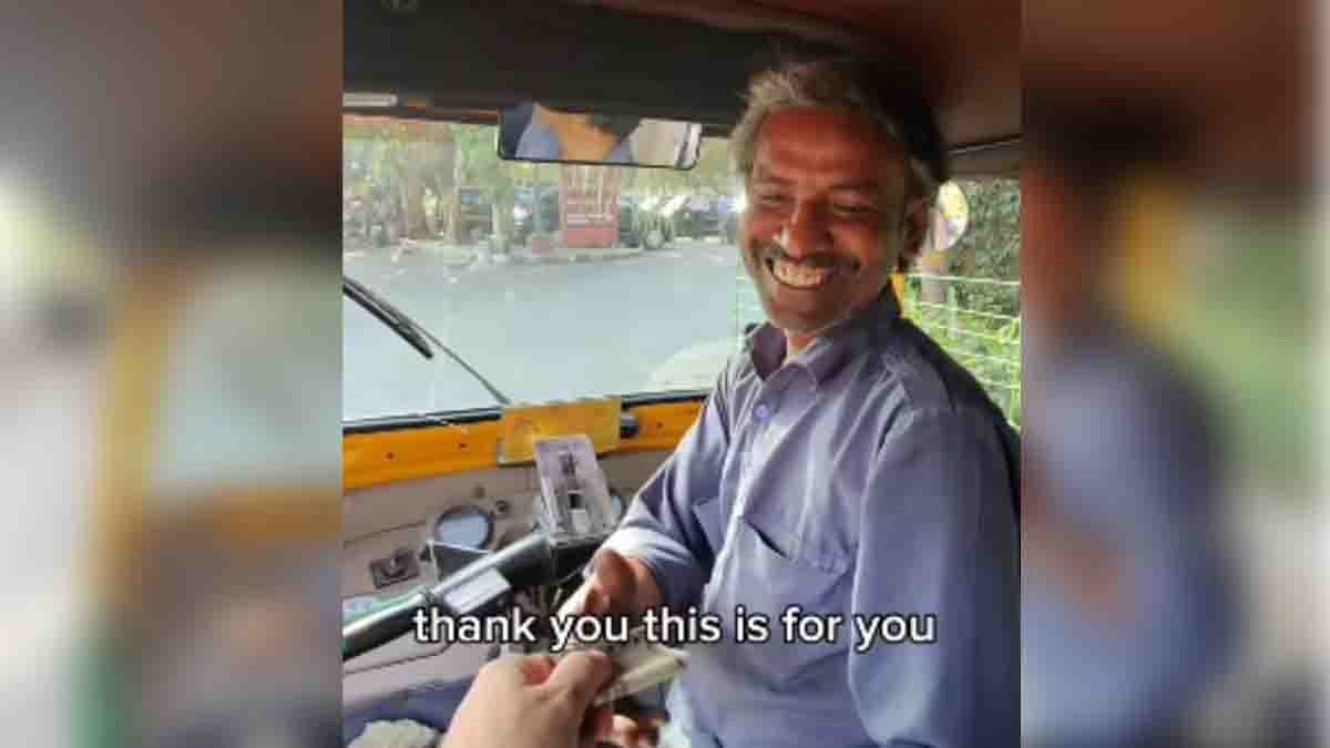 Auto Driver : ಚಿಲ್ಲರೆ ಇಲ್ಲವೆಂದಾಗ 'ಪರವಾಗಿಲ್ಲ' ಎಂದ ಆಟೋ ಡ್ರೈವರ್; ಆತನ ದೊಡ್ಡ ಮನಸ್ಸಿಗೆ ವಿದೇಶಿ ಮಹಿಳೆ ಕೊಟ್ಟ ಸ್ಪೆಷಲ್ ಸರ್ಪ್ರೈಸ್..! 1 Foreign woman gifts ₹2,000 to kind Delhi auto driver after he refuses fare due to no change; heartwarming viral moment
