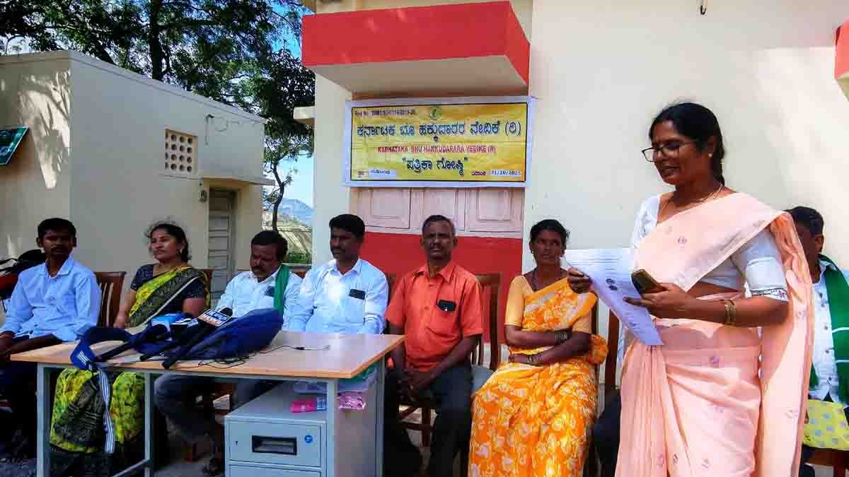 Bagar Hukum : 'ಬಗರ್ ಹುಕುಂ' ಸಮಿತಿ ಸಭೆ ಪ್ರತಿ ತಿಂಗಳು ನಡೆಸಿ! - ಭೂ ಹಕ್ಕುದಾರರ ವೇದಿಕೆ ಆಗ್ರಹ 2 Farmers Demand Monthly Bagar Hukum Committee Meetings in Gudibande Karnataka