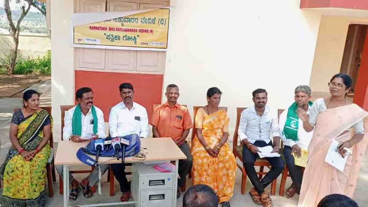 Bagar Hukum : 'ಬಗರ್ ಹುಕುಂ' ಸಮಿತಿ ಸಭೆ ಪ್ರತಿ ತಿಂಗಳು ನಡೆಸಿ! - ಭೂ ಹಕ್ಕುದಾರರ ವೇದಿಕೆ ಆಗ್ರಹ 1 Farmers Demand Monthly Bagar Hukum Committee Meetings in Gudibande Karnataka