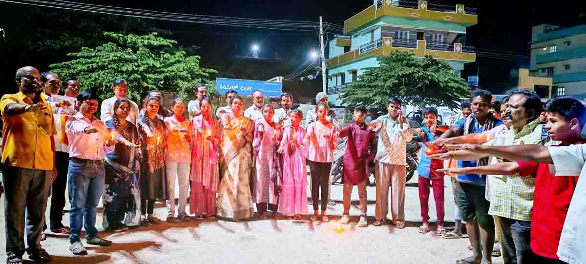 Saalumarada Thimmakka : ಪ್ರಾಣಿ ಸಂಕುಲಕ್ಕೆ ಸಾಲುಮರದ ತಿಮ್ಮಕ್ಕನ ಕೊಡುಗೆ ಅಪಾರ : ಗುಂಪು ಮರದ ಆನಂದ್ 2 Saalumarada Thimmakka tribute event in Gudibande, environmentalists honoring her legacy of planting 8,000 trees