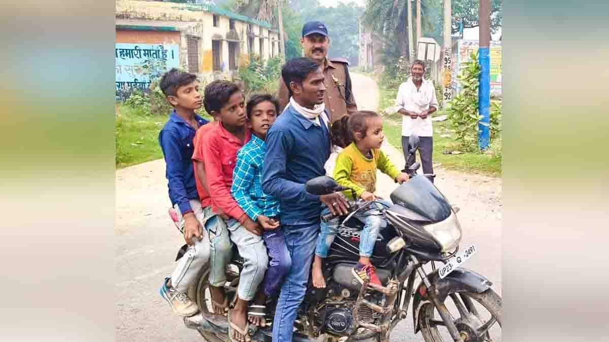 Road Safety : ಒಂದೇ ಬೈಕ್ನಲ್ಲಿ ಆರು ಮಕ್ಕಳು! ಟ್ರಾಫಿಕ್ ಪೊಲೀಸರನ್ನು ಬೆಚ್ಚಿಬೀಳಿಸಿದ UPಯ ದೃಶ್ಯ; ₹7000 ದಂಡ..! 1 Hapur man caught riding bike with six children, viral road safety