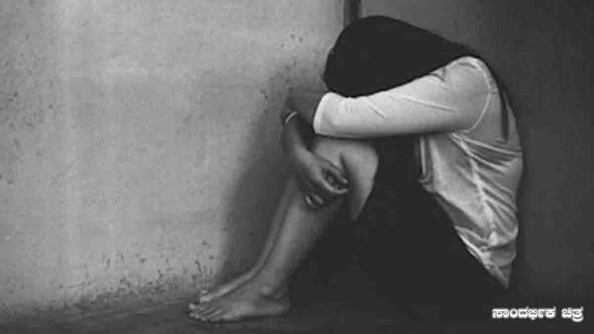 10th grade girl gives birth inside Koppal government hostel, parents protest against warden negligence