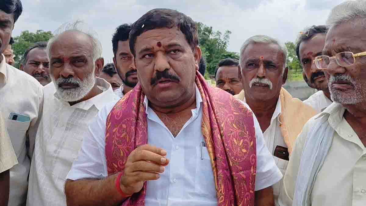 Local News : ಗುಡಿಬಂಡೆಯಲ್ಲಿ 50 ಲಕ್ಷ ವೆಚ್ಚದ ಚೆಕ್ ಡ್ಯಾಂ ಲೋಕರ್ಪಣೆಗೊಳಿಸಿದ ಶಾಸಕ ಸುಬ್ಬಾರೆಡ್ಡಿ 1 MLA S.N. Subbareddy inaugurating ₹50 lakh check dam near Thimmaiahgarahalli village in Gudibande, Chikkaballapur. - Local News