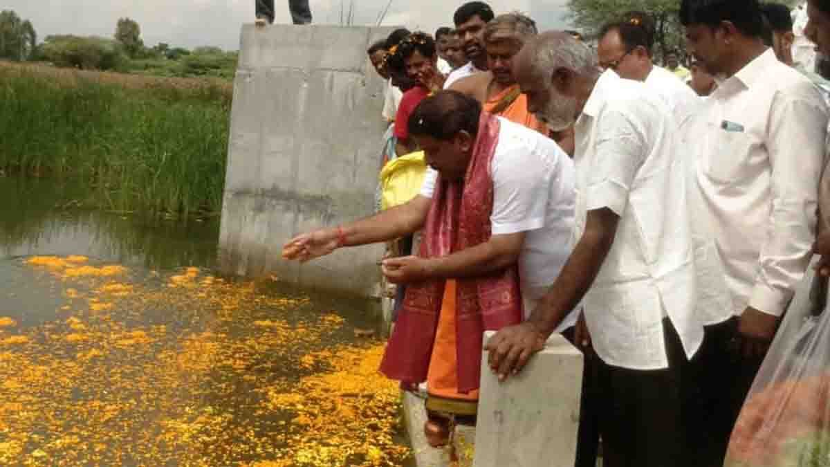 Local News : ಗುಡಿಬಂಡೆಯಲ್ಲಿ 50 ಲಕ್ಷ ವೆಚ್ಚದ ಚೆಕ್ ಡ್ಯಾಂ ಲೋಕರ್ಪಣೆಗೊಳಿಸಿದ ಶಾಸಕ ಸುಬ್ಬಾರೆಡ್ಡಿ 2 MLA S.N. Subbareddy inaugurating ₹50 lakh check dam near Thimmaiahgarahalli village in Gudibande, Chikkaballapur. - Local News