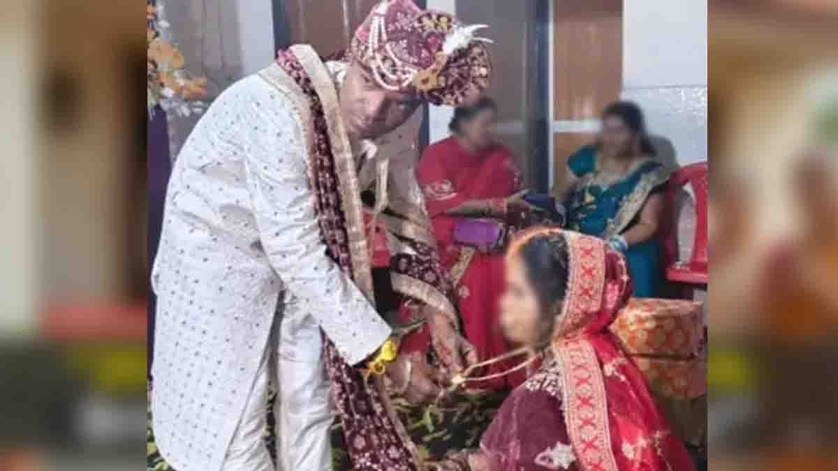 Newlywed bride leaving groom’s home after demanding an instant divorce within 20 minutes in Uttar Pradesh